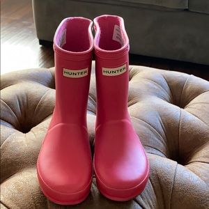 Toddler girls pink Hunter rain boots.